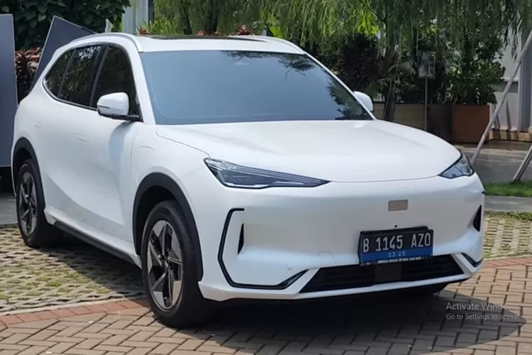 Geely EX5, dikenal sebagai Geely Galaxy E5 di pasar domestik Tiongkok, adalah SUV listrik kompak yang menawarkan kenyamanan tinggi bagi penumpang dan pengemudi. (Tangkapan Layar YouTube Rayshanto2701)