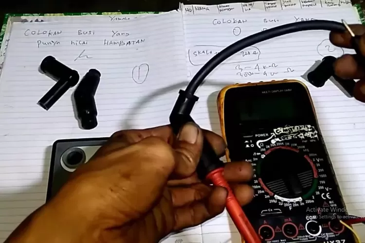 Cara ini lebih akurat untuk mengecek tegangan atau hambatan pada colokan busi. (Tangkapan Layar YouTube  KLINIK ARTOMORO MOTOR)