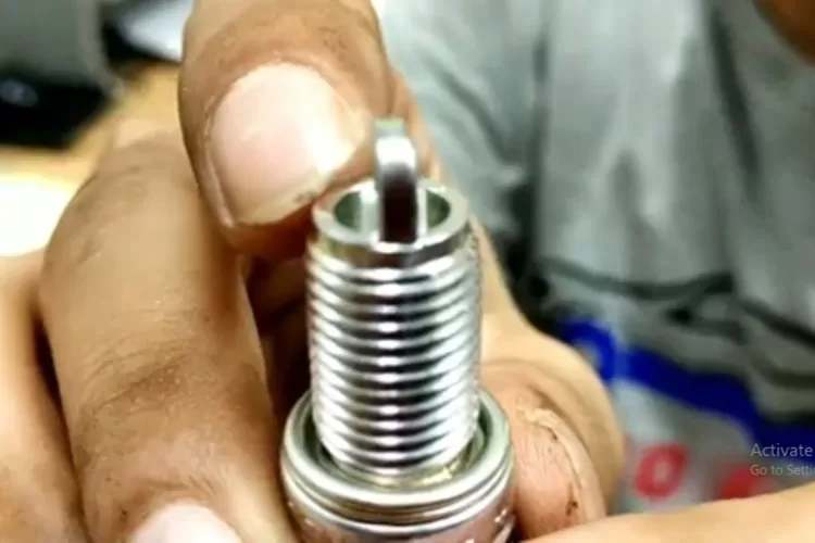 Cara Menyetel Celah Busi yang Benar. (Tangkapan Layar YouTube OTO BLAZ)