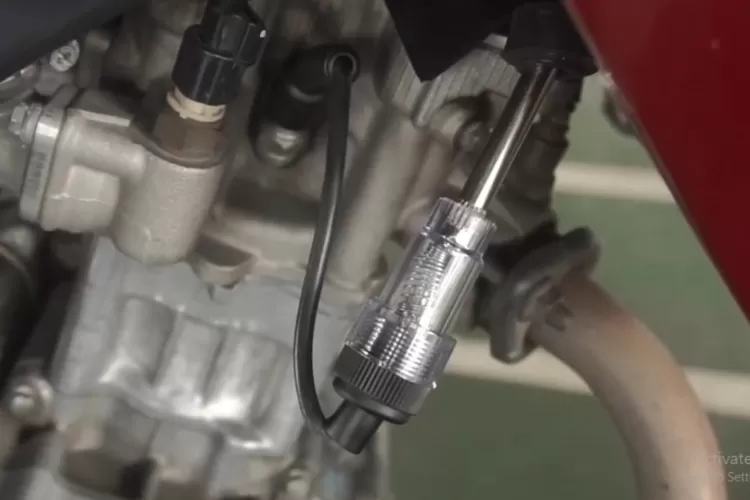 Tes alat cek kondisi busi praktis adalah metode yang digunakan untuk memeriksa kondisi busi secara cepat dan sederhana tanpa perlu peralatan kompleks. (Tangkapan Layar YouTube MOTOR Plus)