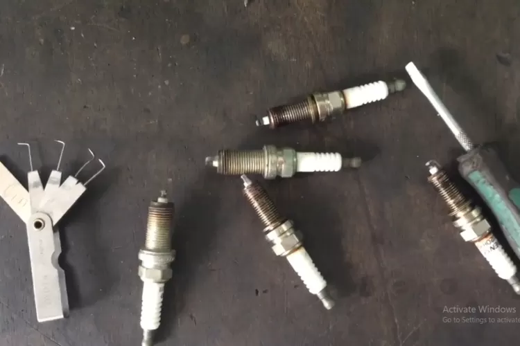 Menyetel celah busi dengan benar sangat penting agar pengapian mesin optimal dan performa kendaraan tetap prima. (Tangkapan Layar YouTube Trik otomotif)