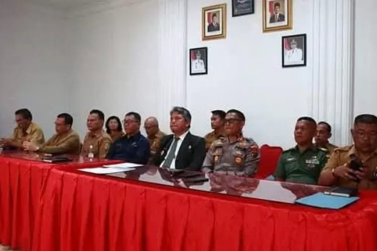Wabup Taput Deni Lumbantoruan bersama Forkompinda saat rapat koordinasi untuk menekan inflasi. (Realitasonline.id - AS)