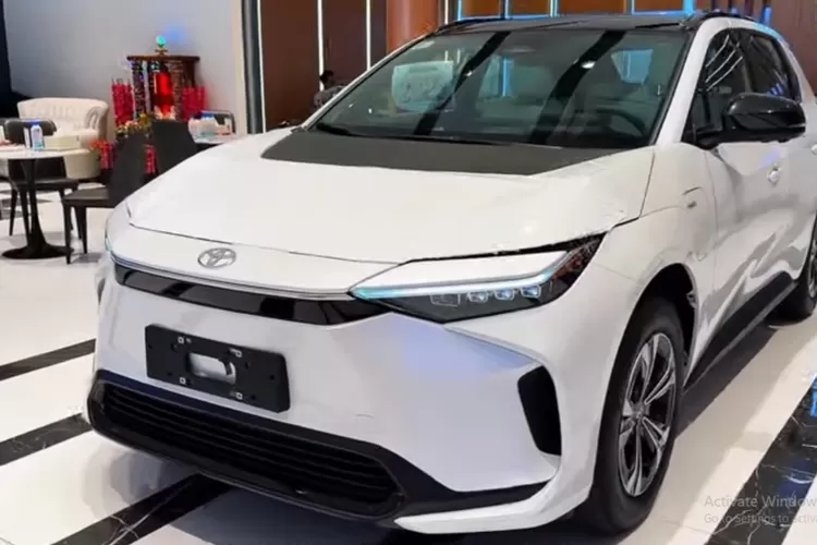 Toyota bZ4X adalah SUV crossover listrik yang dirancang untuk menawarkan kenyamanan dan kemewahan, baik pada interior maupun eksteriornya. (Tangkapan Layar YouTube AutoShow TV)