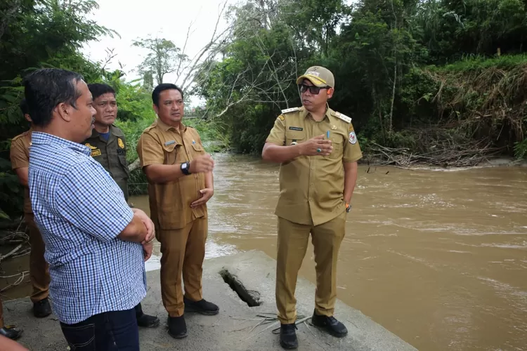 Bupati Taripar Hutabarat didampingi Direktur Perumda Mual Natio dan OPD lainnya saat meninjau berbagai fasilitas SPAM serta sumber Aek Butar. (Realitasonline.id - AS)