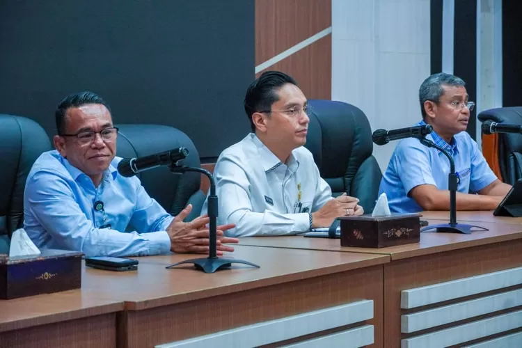 Pimpin rapat perdana, Rico Waas dan Zakiyuddin ingin satukan frekuensi dan mengenal seluruh pimpinan perangkat daerah di lingkungan Pemko Medan, Selasa (11/3/2025).
