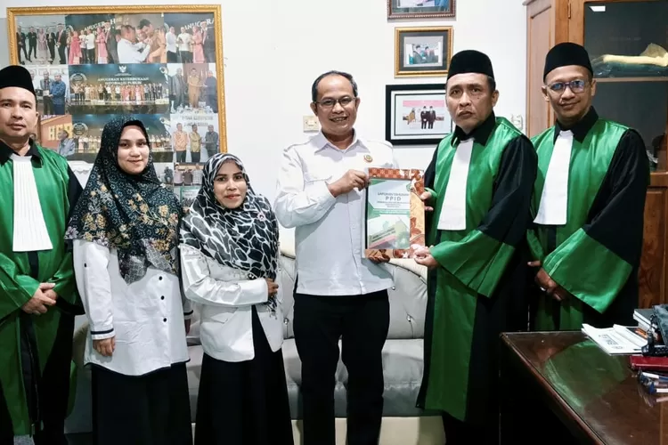 PPID Kanwil Kemenag Sumut diwakili Ketua Tim Humas Data dan Informasi, H.Mulia Banurea serahkan laporan tahunan kepada Komisi Informasi Sumut, Selasa (11/3/2025).