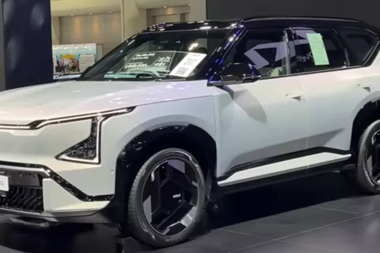 KIA EV5 bisa disebut sebagai EV9 setengah harga karena menawarkan konsep desain dan teknologi serupa dengan KIA EV9, tetapi dengan harga yang jauh lebih terjangkau. (Tangkapan Layar YouTube LugNutz Auto Junkie)