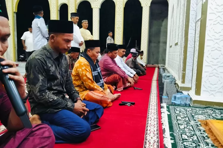Tim Safari Ramadhan Pemkab Abdya yang diketuai Kepala Dinas Syariat Islam Abdya shalat Isya, tarawih dan witir berjamaah di masjid Islahuddin Suak Nibong Kecamatan Tangan-Tangan, Abdya