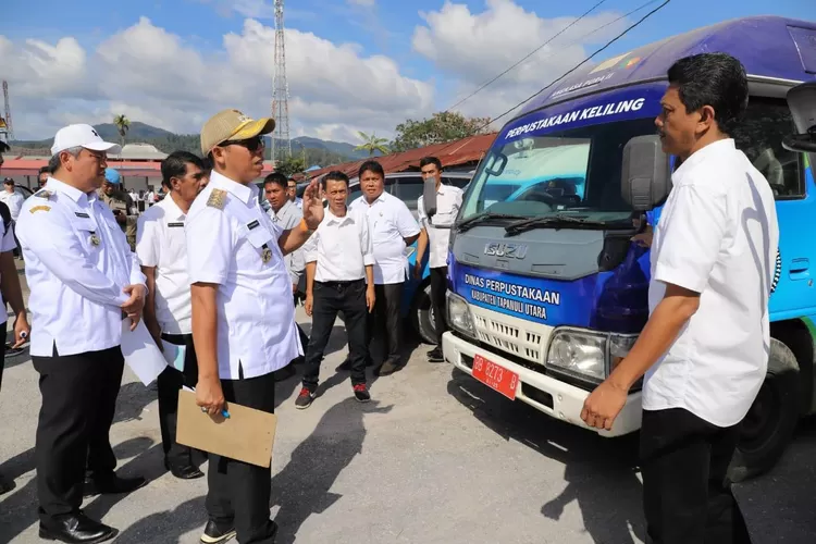 Bupati Taripar Hutabarat dan Wabup Deni Lumbantoruan saat apel gabungan seraya mengecek kondisi kendaraan plat merah. (Realitasonline.id - AS)