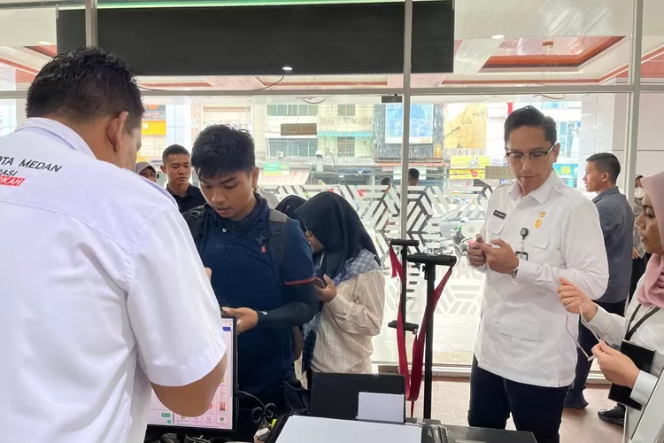 Walikota Medan Rico Waas heran pengurusan KTP online tak proporsional saat sidak di MPP Jalan Iskandar Muda, Rabu (12/3/2025). Akan mencari solusi agar kembali proporsional.