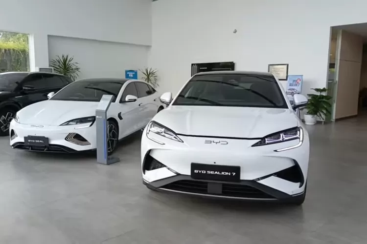 BYD Sealion 7 adalah SUV listrik ukuran sedang yang diperkenalkan oleh BYD Auto pada tahun 2024. (Tangkapan Layar YouTube Nicholas William)