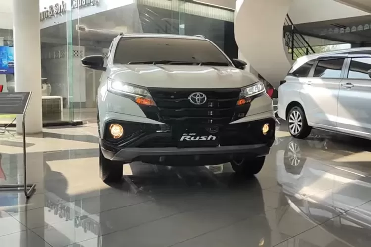 Toyota Rush 2025 tetap menjadi pilihan populer di segmen SUV 7-seater di Indonesia. (Tangkapan Layar YouTube KOTARO 20)