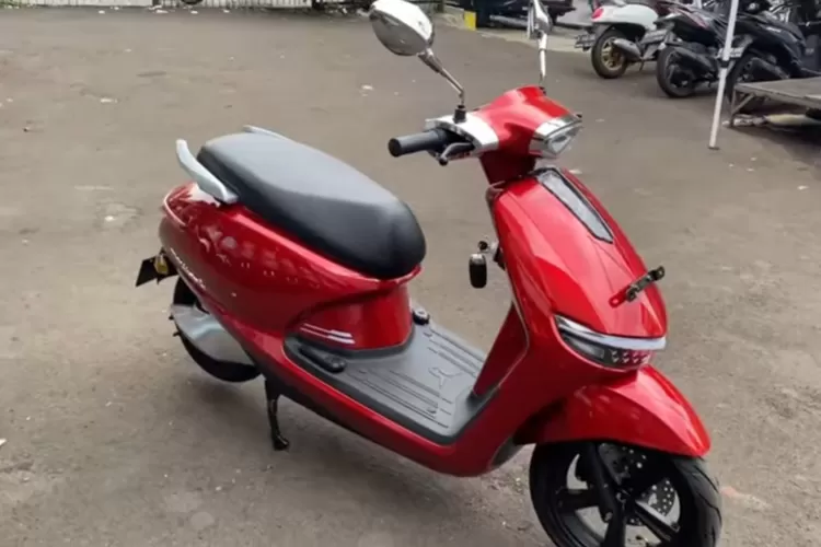  Uwinfly T90 adalah motor listrik terbaru yang dirancang untuk memenuhi kebutuhan mobilitas ramah lingkungan dengan harga terjangkau. (Tangkapan Layar YouTube Muhammad Rizki)