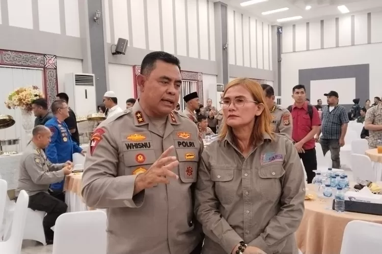 Ketua SMSI Sumut, Erris J Napitupulu dan Kapolda Sumut Whisnu Hermawan saat menghadiri acara buka puasa bersama media di Mapolda Sumut