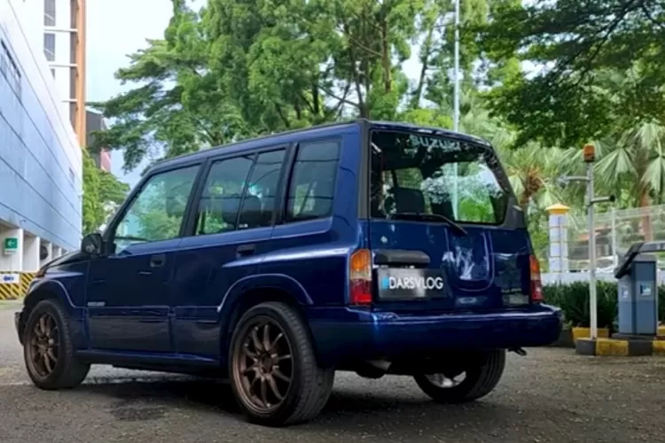 Suzuki Escudo Nomade 2001 adalah SUV yang masih cukup digemari oleh pecinta mobil off-road ringan maupun pengguna harian. (Tangkapan Layar YouTube  Dedi Ananta Ramadhan)