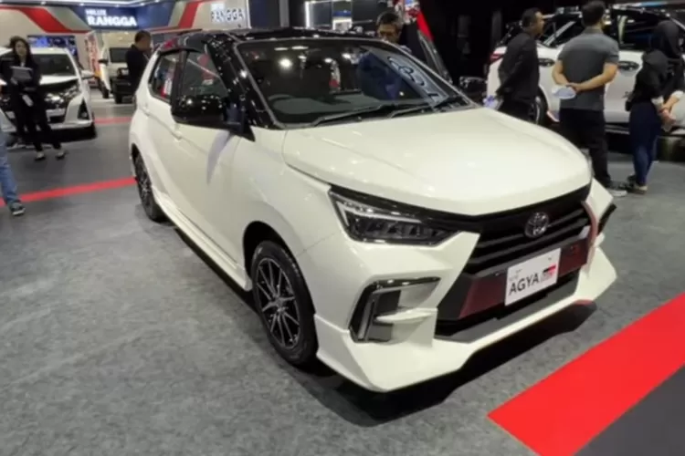 Toyota Agya 1.2 GR Sport 2025 mengalami perubahan signifikan dibandingkan dengan model LCGC sebelumnya, menjadikannya pesaing kuat bagi Honda Brio RS. (Tangkapan Layar YouTube OtoNation)