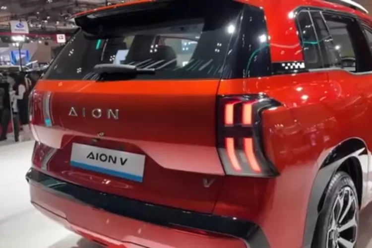 GAC Aion V adalah SUV listrik asal Tiongkok yang menawarkan desain futuristik dan teknologi canggih dengan harga kompetitif sekitar Rp449 juta hingga Rp489 juta. (Tangkapan Layar YouTube O Blitz)