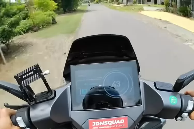 Uwinfly M100 adalah skuter listrik yang dirancang untuk memenuhi kebutuhan mobilitas perkotaan dengan performa yang tangguh. (Tangkapan Layar YouTube  Family Hent)