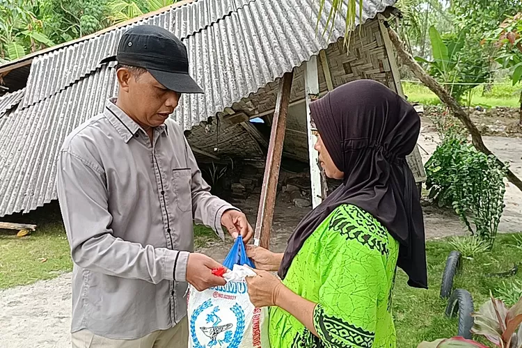 Ketua SMSI Sergai Zuhari usai menyerahkan bantuan menyampaikan, bantuan ini hanya meringankan beban Maimunah dan keluarga dalam memenuhi kebutuhan pangan selama Bulan Suci Ramadhan.