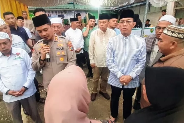 Kapolres Tapsel AKBP. Yasir Ahmadi memberi sambutan saat mengikuti kegiatan Safari Ramadhan Pemkab Tapsel hari ke 17 di Desa Aek Libung Kecamatan Sayurmatinggi  (Realitasonline.id/Riswandy)