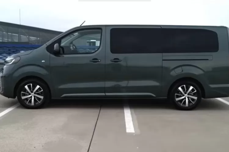 Toyota ProAce Long VIP (facelift) 2025 merupakan versi terbaru dari van serbaguna Toyota yang memadukan kepraktisan dengan kemewahan. (Tangkapan Layar YouTube RAWCAR)