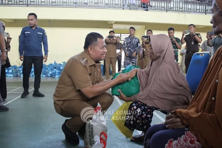 Wakil Bupati Rianto&nbsp;saat menyapa salah satu kaum Dhuafa&nbsp; (Realitasonline.id/HS)