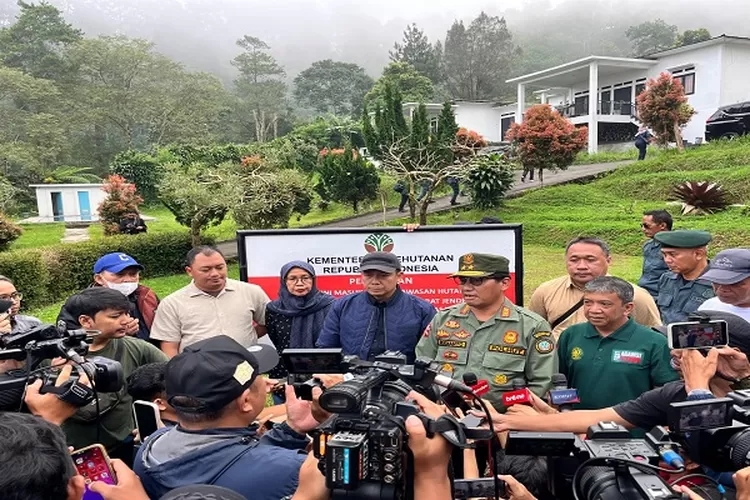 Kementerian ATR/BPN bersama Kementerian Kehutanan melakukan penertiban terhadap empat villa di kawasan Puncak, Kabupaten Bogor&nbsp;  (Realitasonline.id/Dok)