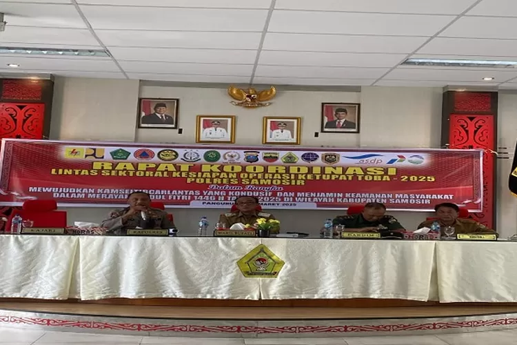 Wakil Bupati Samosir, Ariston Tua Sidauruk, memimpin rapat koordinasi lintas sektoral dalam rangka kesiapan Operasi Ketupat Toba 2025 (Realitasonline.id/Nas)