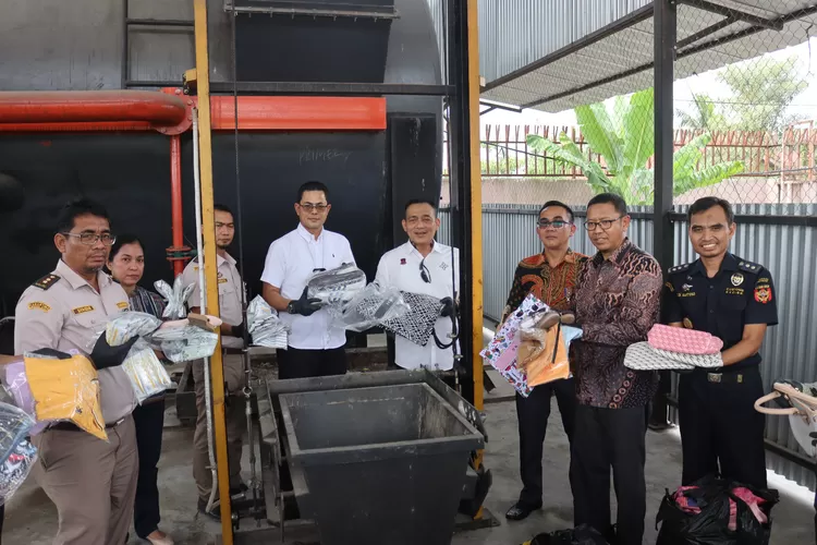 Bea Cukai Kualanamu dipimpin Oleh Budi Santosa musnahkan ribuan barang ilegal senilai 127,8 juta, Jumat (21/3/2025).