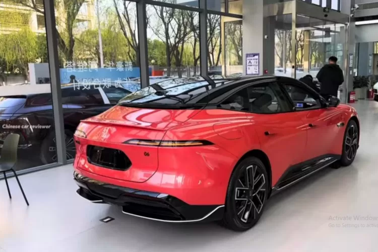 Avatr 06 REV 2025 adalah kendaraan listrik revolusioner hasil kolaborasi antara HUAWEI dan perusahaan otomotif Tiongkok