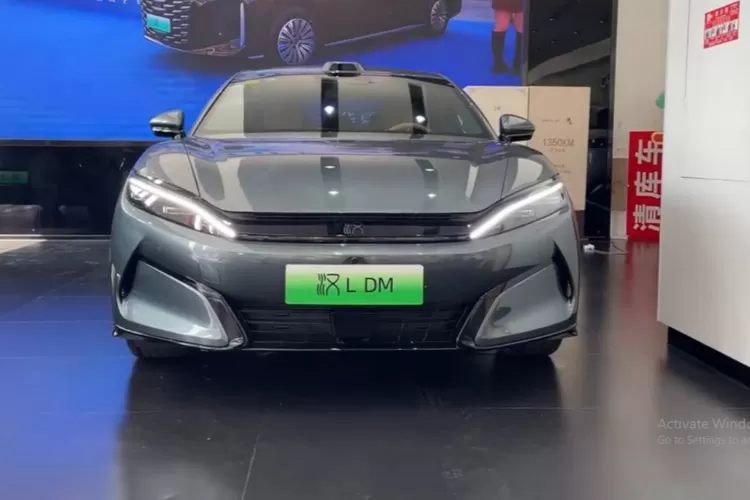 BYD Han L PHEV 2025 adalah sedan plug-in hybrid terbaru dari BYD yang menggabungkan desain eksterior elegan dengan interior mewah dan teknologi canggih. (Tangkapan Layar YouTube  AutoWorld)