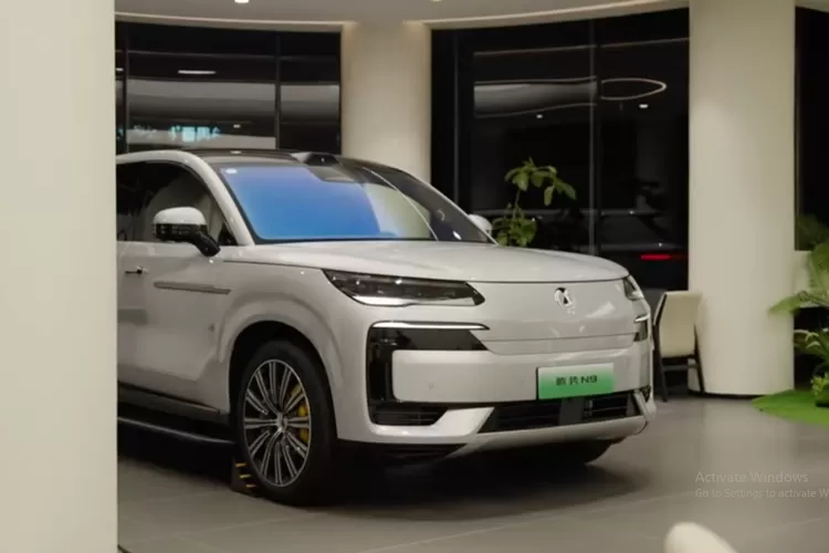 BYD Denza N9 2025 adalah SUV mewah ukuran penuh yang diperkenalkan oleh Denza, hasil kolaborasi antara BYD Auto dan Mercedes-Benz. (Tangkapan Layar YouTube CARSbyML)