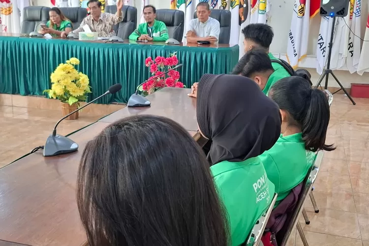 Pengurus KONI Sumut saat bertemu dengan para atlet dan pelatih peraih medali pada PON XXI Aceh-Sumut 2024, Jumat (21/3), di Aula KONI Sumut, Jln Willem Iskandar II.