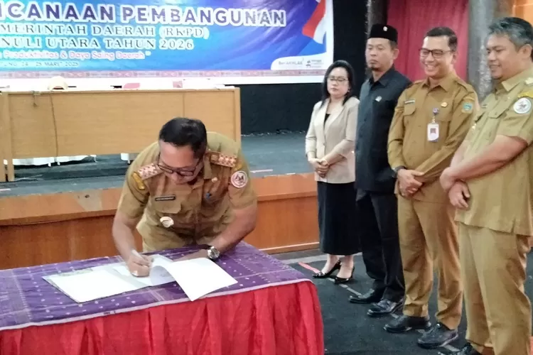 Bupati Taput Taripar Hutabarat, Wabup Deni Lumbantoruan, Forkompinda dan Kadishub Sumut diabadikan dalam agenda Musrenbang RKPD. (Realitasonline.id - AS)