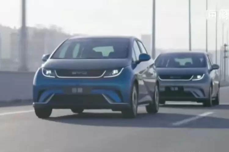 BYD, produsen mobil listrik asal Tiongkok, telah memperkenalkan dua model andalannya di Indonesia: BYD Dolphin dan BYD Seal. (Tangkapan Layar YouTube O Blitz)