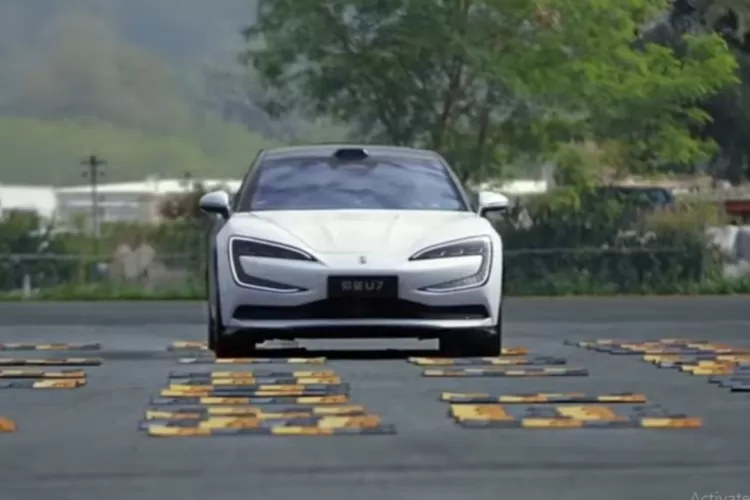 YD, melalui sub-merek mewahnya Yangwang, telah memperkenalkan sedan listrik terbaru, Yangwang U7, yang menawarkan berbagai fitur teknologi canggih (Tangkapan Layar YouTube First Channel Ever)