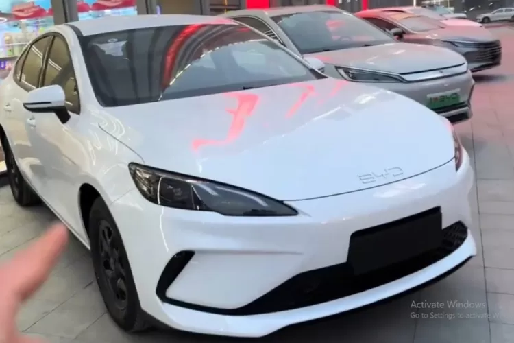 BYD Seal Hybrid, yang dikenal sebagai BYD Seal 05 DM-i, adalah sedan plug-in hybrid terbaru dari Build Your Dreams (BYD)  (Tangkapan Layar YouTube Otomotif Terbaru)