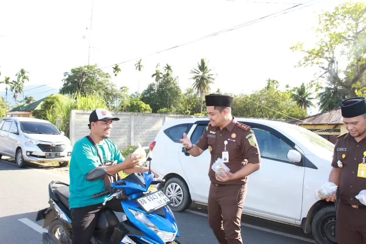 Kepala Kejaksaan Negeri Mandailing Natal Iqbal saat membagikan takjil kepada pengandara