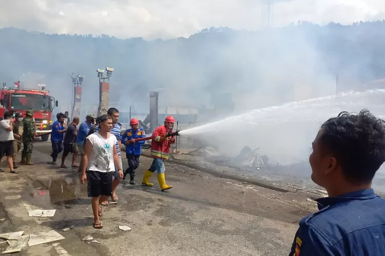 Pemadam kebakaran tampak berupaya memadamkan sisa-sisa bara untuk memastikan api benar-benar padam. (Realitasonline.id - AS)