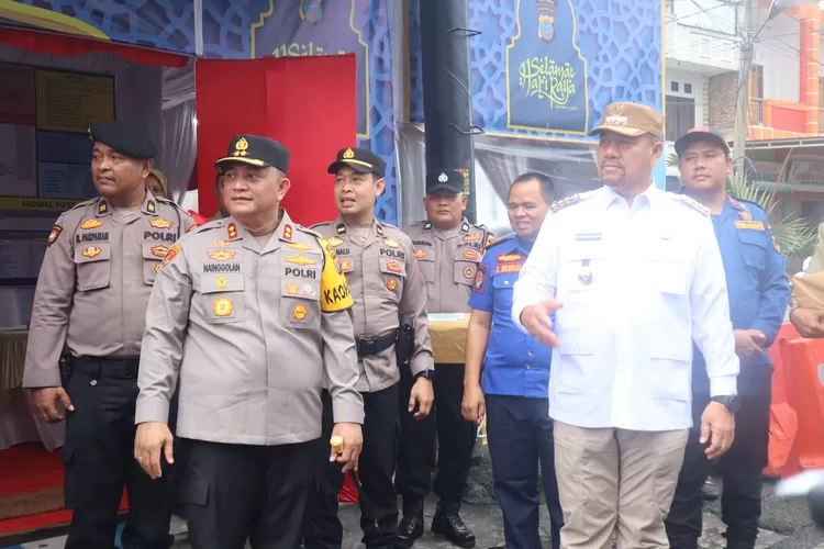  Bupati dan Kapolres Batubara saat melakukan pengecekan pospam dan Posyan