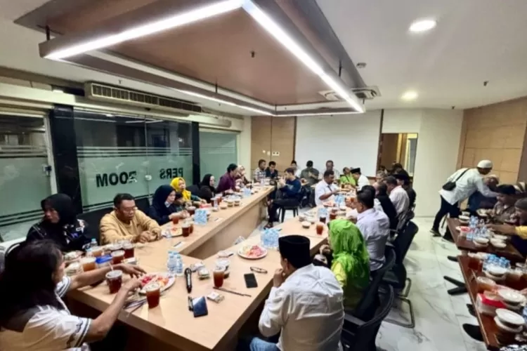 Forum Wartawan Pemprov Sumut saat buka puasa bersama di pers room kantor gubernur. (Realitasonline.id/Dok)