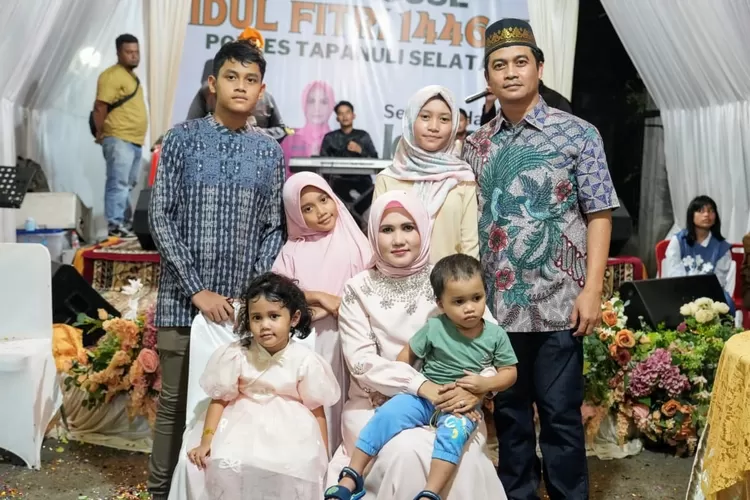 Kapolres Tapsel AKBP. Yasir Ahmadi bersama keluarga foto bersama di acara open house pada hari kedua lebaran di rumah dinas&nbsp;  (Realitasonline.id/Riswandy)