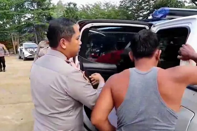 Kapolres Padangsidimpuan AKBP. Wira Prayatna memimpin evakuasi bocah yang tenggelam di kolam renang Waterboom Kaisar, Desa Joring Natobang, Kecamatan Padangsidimpuan Angkola Julu, Kota Padangsidimpuan, Sabtu (5/4/2025) sore.(Realitasonline.id/ Ist)