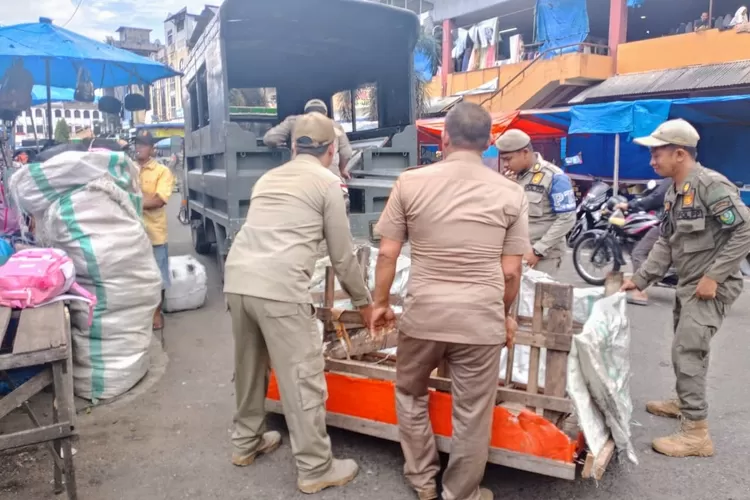 Personil Satpol PP Padangsidimpuan melakukan penertiban PKL dan menata perparkiran pasca lebaran di Jalan Thamrin, Jalan Patrice Lumumba dan Jalan Jenderal Mongonsidi Kecamatan Padangsidimpuan Utara, Kota Padangsidimpuan, Rabu (9/4/2025) (Realitasonline.id - RI)