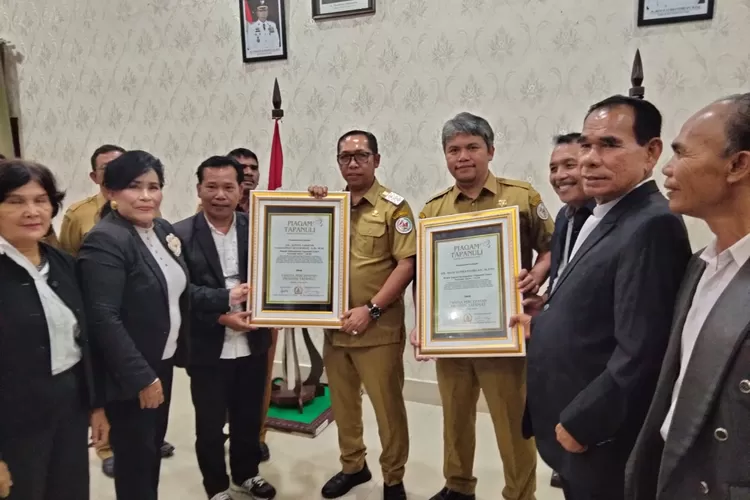 Panitia percepatan provinsi Tapanuli saat menyerahkan piagam Tapanuli sebagai tanda penghormatan kepada Bupati JTP Hutabarat dan Wabup Deni Lumbantoruan (Realitasonline.id - AS)