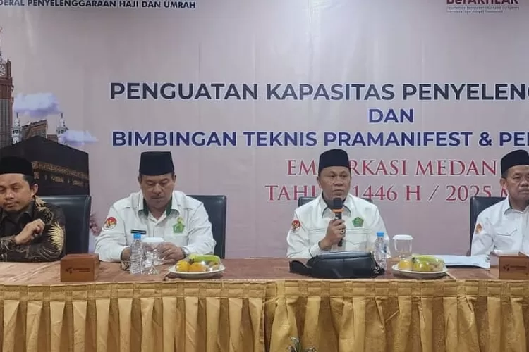 Kakanwil Kemenag Sumut H.Ahmad Qosbi membuka Bimtek Penyelesaian Pramanifest Kloter Embarkasi Medan tahun 1446 H/2025 M di Grand Kanaya Hotel Medan, Selasa (8/4/2025).