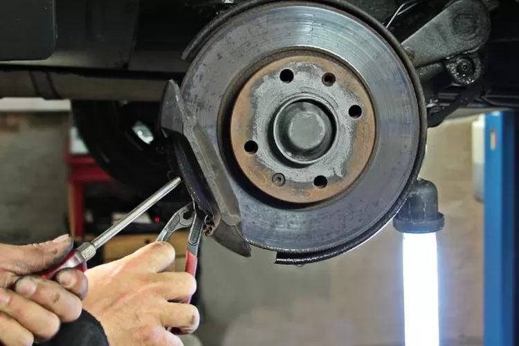 Servis Rem Mobil (realitasonline.id - Canva)