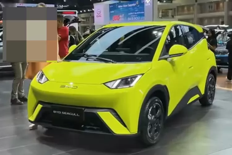 BYD Seagull, yang dikenal juga sebagai BYD Dolphin Mini, diperkirakan akan segera diluncurkan di Indonesia dengan harga yang sangat kompetitif, sekitar Rp150 jutaan. (Tangkapan Layar YouTube O Blitz)