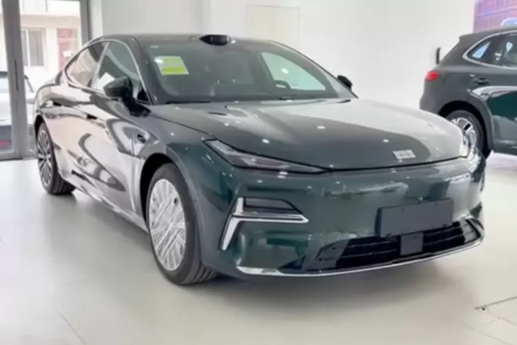 Geely Galaxy Starshine 8 EM merupakan sedan plug-in hybrid (PHEV) terbaru  (Tangkapan Layar YouTube AutoWorld)