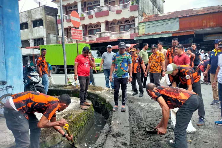 Bupati Abdya Dr Safaruddin SSos MSP (tengah) didampingi Wakil Bupati Abdya, Zaman Akli SSos, Jumat (11/4) memimpin kegiatan gotong royong membersihkan kawasan Kota Blangpidie dan kompleks Pasar Blangpidie.